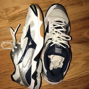 Mizuno size 11 volleyball shoes